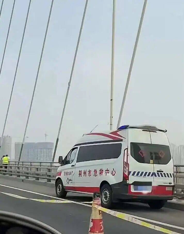 悬于桥边有救护车到场疑似为工程车辆澳门新葡京湖北荆州一大桥有