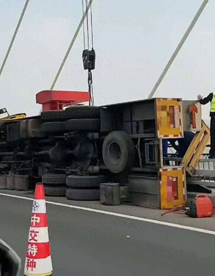 悬于桥边有救护车到场疑似为工程车辆澳门新葡京湖北荆州一大桥有车辆侧翻(图2) 悬于桥边有救护车到场疑似为工程车辆澳门新葡京湖北荆州一大桥有车辆侧翻(图2)